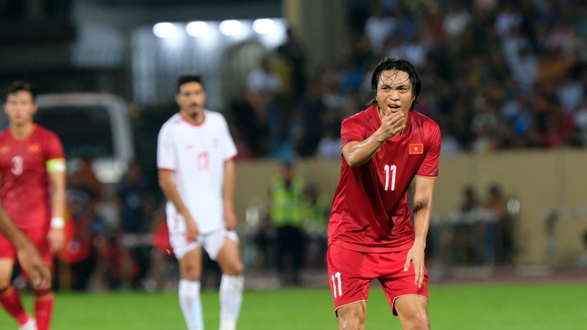 Thắng ĐT Syria 1-0, ĐTVN khiến sân Thiên Trường thòm thèm với 'bữa tiệc' bóng đá ảnh 8