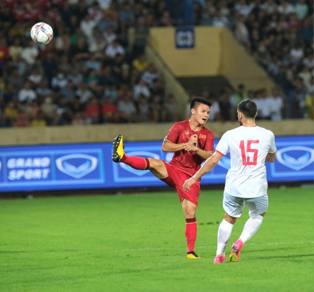 Thắng ĐT Syria 1-0, ĐTVN khiến sân Thiên Trường thòm thèm với 'bữa tiệc' bóng đá ảnh 13