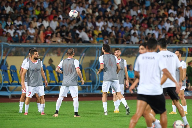 Thắng ĐT Syria 1-0, ĐTVN khiến sân Thiên Trường thòm thèm với 'bữa tiệc' bóng đá ảnh 18