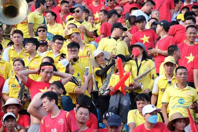 Thắng ĐT Syria 1-0, ĐTVN khiến sân Thiên Trường thòm thèm với 'bữa tiệc' bóng đá ảnh 27