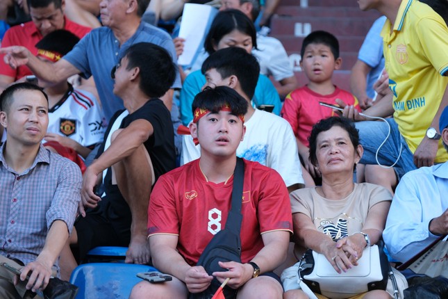 Thắng ĐT Syria 1-0, ĐTVN khiến sân Thiên Trường thòm thèm với 'bữa tiệc' bóng đá ảnh 25