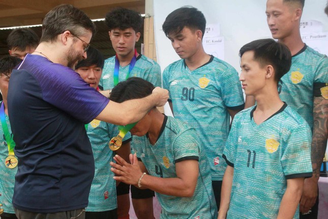 Vô địch, rước Cúp bằng xe máy và nhậu đến đêm, đây là cách người Việt sinh ở Campuchia chơi bóng đá ảnh 5