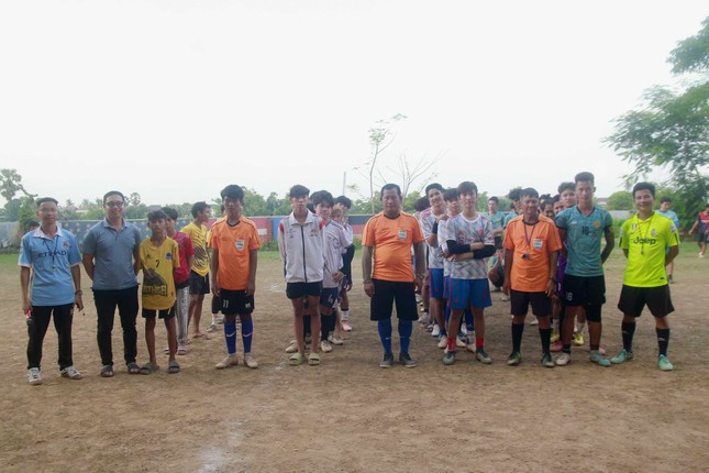 Vô địch, rước Cúp bằng xe máy và nhậu đến đêm, đây là cách người Việt sinh ở Campuchia chơi bóng đá ảnh 4