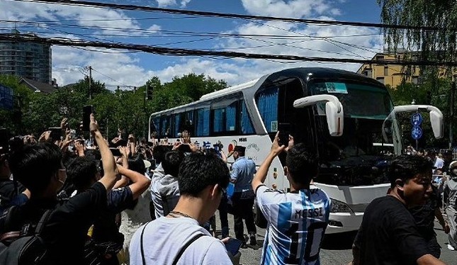 Vây xe bus, chiếm phòng tập… Messi và đồng đội đau đầu trước sự cuồng nhiệt của NHM Trung Quốc ảnh 1