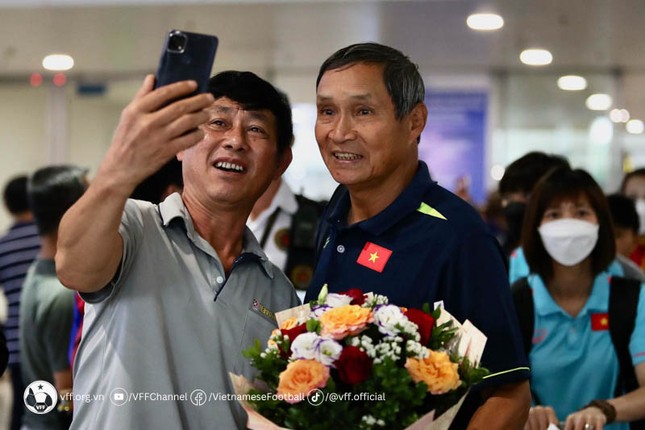 Gây ấn tượng trước đội bóng đứng thứ 2 thế giới, ĐT nữ Việt Nam được chào đón nồng nhiệt ngày trở về ảnh 3