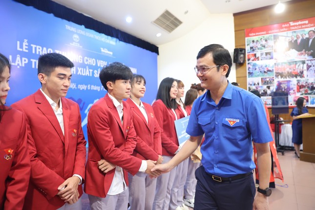 Quỹ Hỗ trợ Tài năng trẻ Việt Nam trao thưởng cho VĐV, HLV điền kinh giành huy chương SEA Games 32 ảnh 2