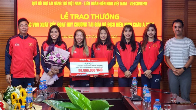 Trao thưởng cho các VĐV điền kinh xuất sắc giành huy chương ở giải châu Á ảnh 6