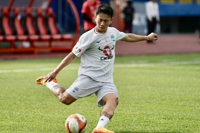 Đánh bại Bình Dương 2-1, HAGL chính thức trụ hạng ảnh 26