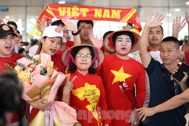 Mừng về nhà, các cô gái kim cương! ảnh 51