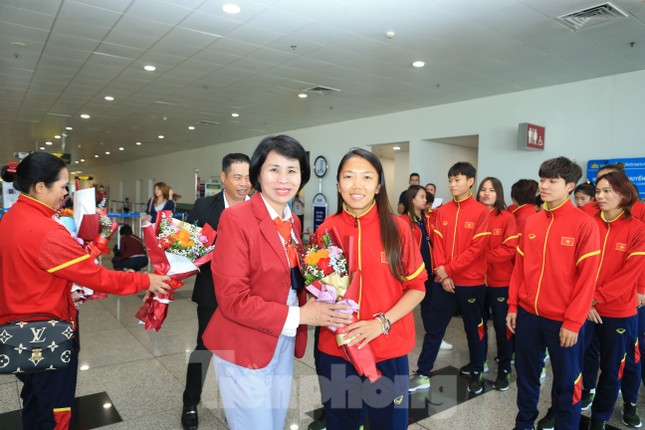 Mừng về nhà, các cô gái kim cương! ảnh 31