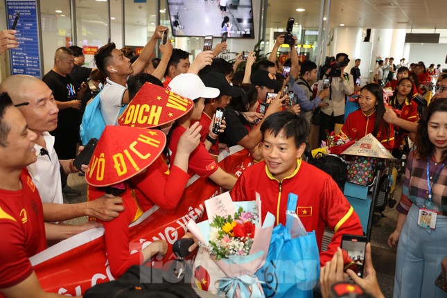 Mừng về nhà, các cô gái kim cương! ảnh 10