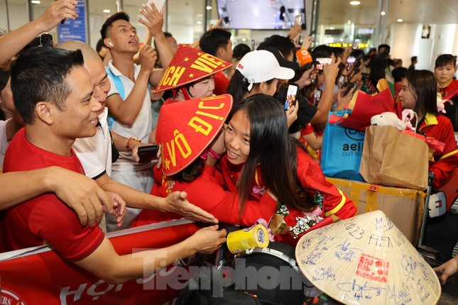 Mừng về nhà, các cô gái kim cương! ảnh 9