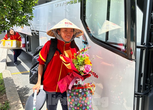 Mừng về nhà, các cô gái kim cương! ảnh 5
