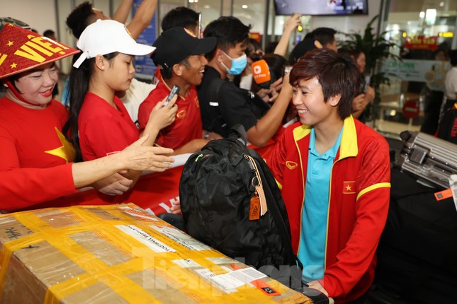 Mừng về nhà, các cô gái kim cương! ảnh 19