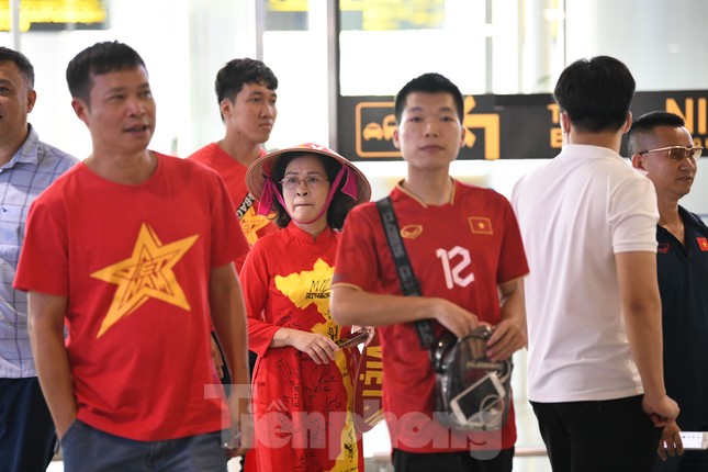 Mừng về nhà, các cô gái kim cương! ảnh 52