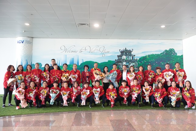 Mừng về nhà, các cô gái kim cương! ảnh 23