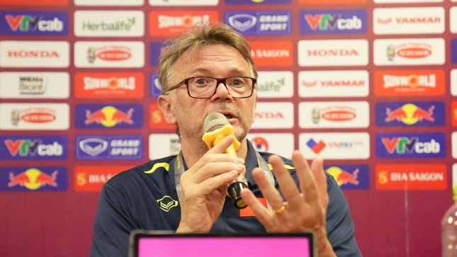HLV Troussier: 'Các cầu thủ đang tốt dần lên, nhưng ở đội tuyển, không một ai chắc suất' ảnh 1