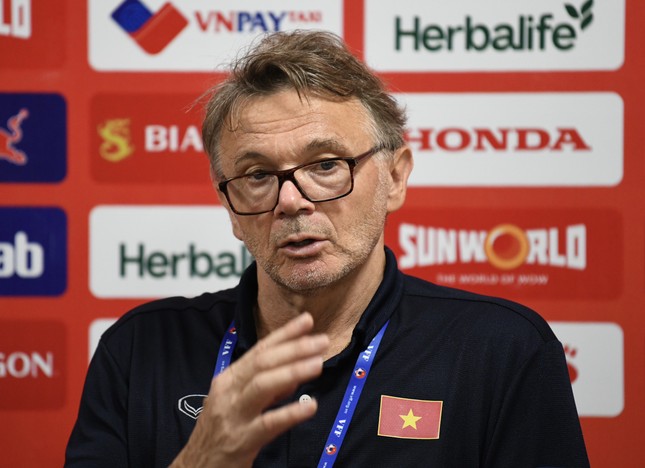 HLV Troussier tiết lộ lý do loại Văn Lâm, nói Công Phượng chỉ ở mức chấp nhận được ảnh 1