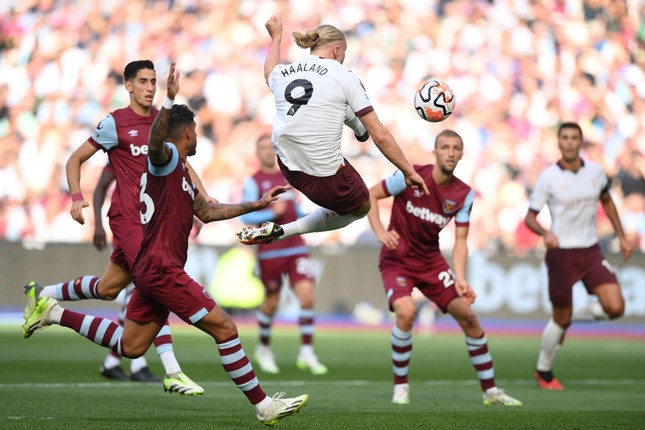 Haaland bỏ lỡ siêu phẩm để đời trong trận đại thắng của Man City ảnh 1
