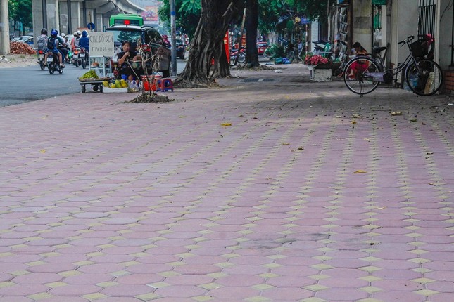 Sau loạt sai phạm, Hà Nội cho lát vỉa hè kiểu 'xôi đỗ' ảnh 8