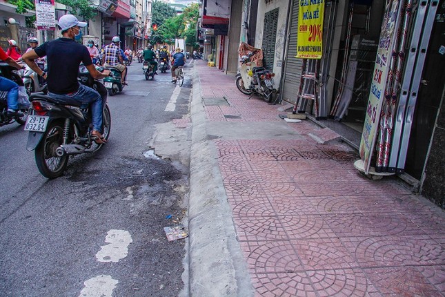 Sau loạt sai phạm, Hà Nội cho lát vỉa hè kiểu 'xôi đỗ' ảnh 9