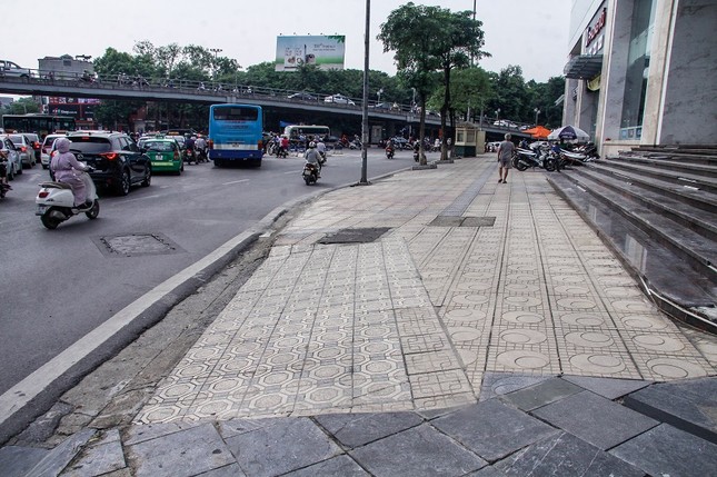 Sau loạt sai phạm, Hà Nội cho lát vỉa hè kiểu 'xôi đỗ' ảnh 10