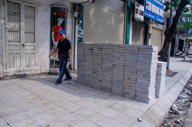 Sau loạt sai phạm, Hà Nội cho lát vỉa hè kiểu 'xôi đỗ' ảnh 1