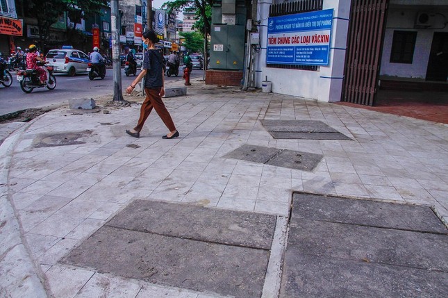 Sau loạt sai phạm, Hà Nội cho lát vỉa hè kiểu 'xôi đỗ' ảnh 2