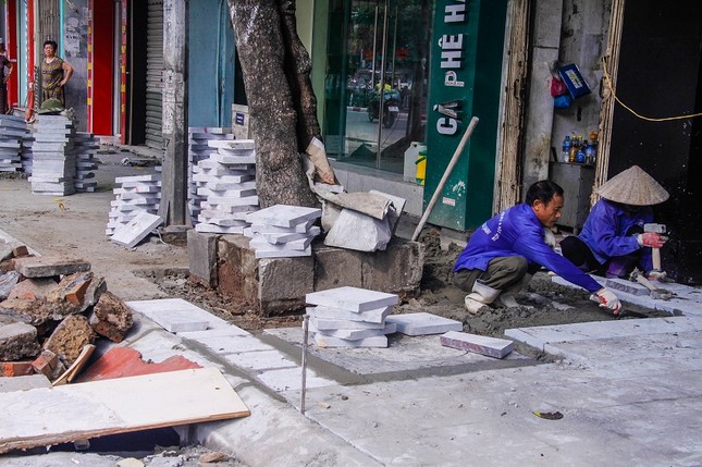 Sau loạt sai phạm, Hà Nội cho lát vỉa hè kiểu 'xôi đỗ' ảnh 3