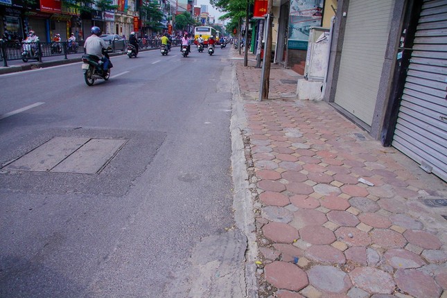 Sau loạt sai phạm, Hà Nội cho lát vỉa hè kiểu 'xôi đỗ' ảnh 4