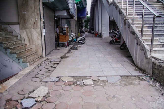 Sau loạt sai phạm, Hà Nội cho lát vỉa hè kiểu 'xôi đỗ' ảnh 5