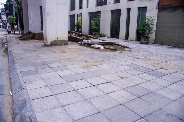 Sau loạt sai phạm, Hà Nội cho lát vỉa hè kiểu 'xôi đỗ' ảnh 6