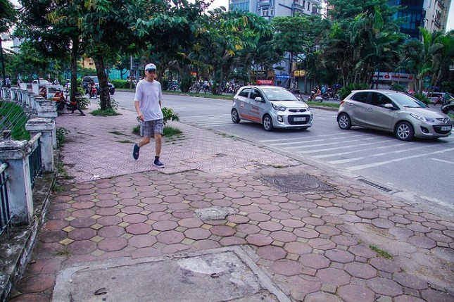 Sau loạt sai phạm, Hà Nội cho lát vỉa hè kiểu 'xôi đỗ' ảnh 7