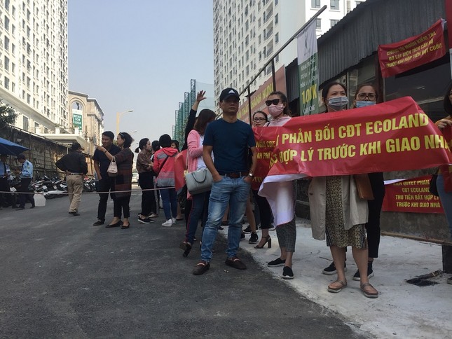 Hàng trăm khách hàng căng băng rôn tố chủ đầu tư 'mập mờ' bàn giao nhà ảnh 1