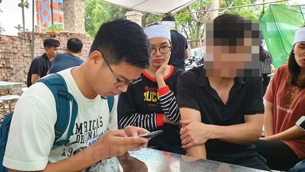 Vụ nữ sinh nhảy cầu tự vẫn: Đau lòng những vòng hoa tang trắng ảnh 3