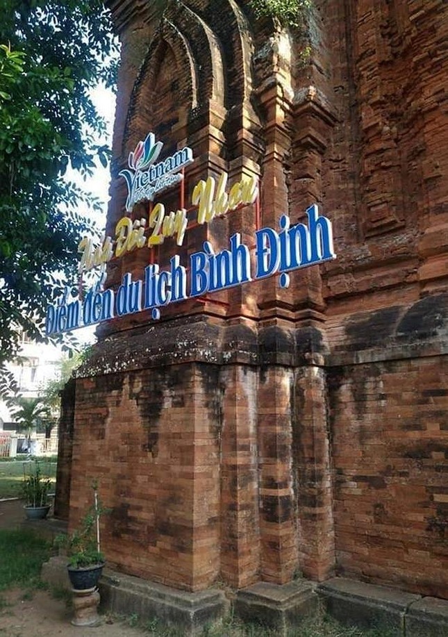 Khoan, đục tháp Chăm ngàn năm tuổi treo biển quảng bá du lịch gây phẫn nộ ảnh 1