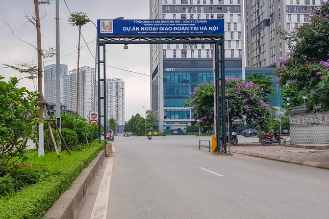 Cư dân xuống đường băng rôn vì 'nhồi' thêm bệnh viện vào khu đô thị ảnh 5