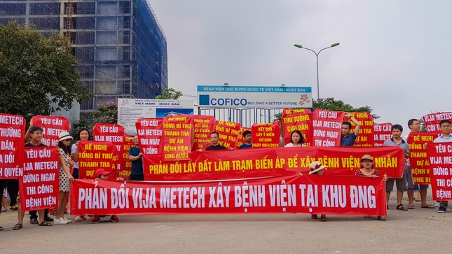 Cư dân xuống đường băng rôn vì 'nhồi' thêm bệnh viện vào khu đô thị ảnh 1
