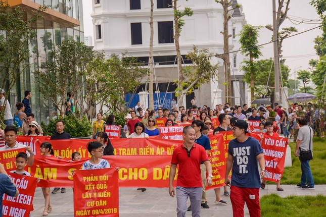 Cư dân xuống đường băng rôn vì 'nhồi' thêm bệnh viện vào khu đô thị ảnh 2
