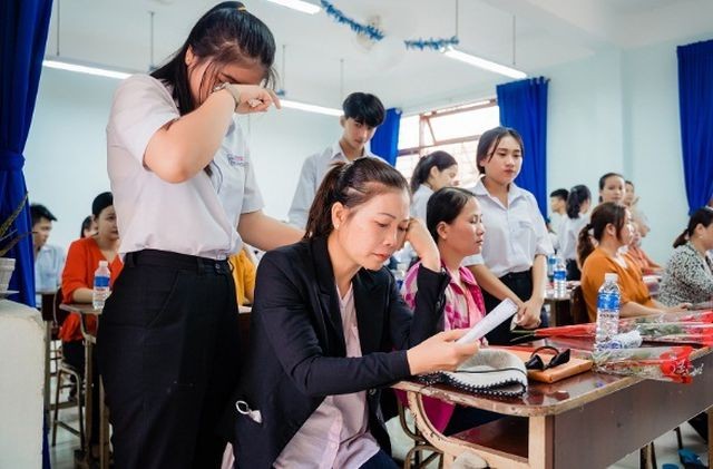 Xúc động ảnh kỷ yếu đặc biệt 'Có những điều con chưa dám nói' ảnh 4