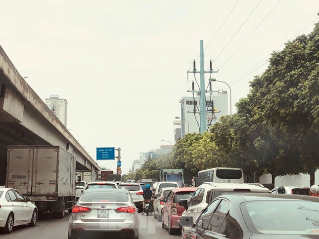 Hà Nội: Tắc đường trên cao, các phương tiện xếp hàng dài ảnh 2