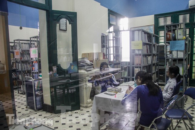 Vẻ đẹp mê mẩn của thư viện nằm trong biệt thự hơn 100 tuổi ảnh 7