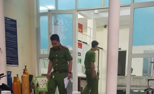 Cha dượng dọa ném con gái của vợ xuống sông Sài Gòn để đòi tiền ảnh 1