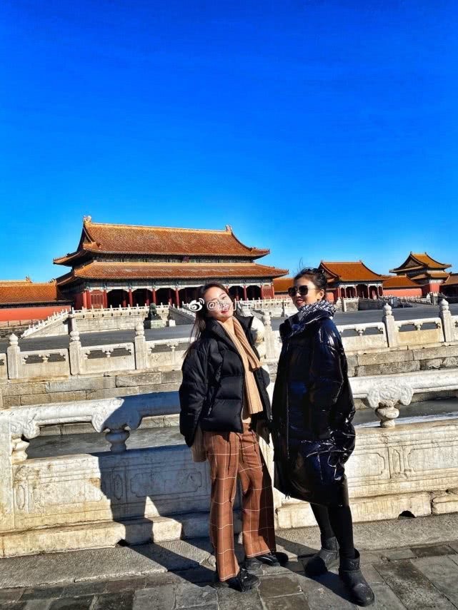 Người mẫu Trung Quốc bị tẩy chay vì lái Mercedes vào Tử Cấm Thành ảnh 2