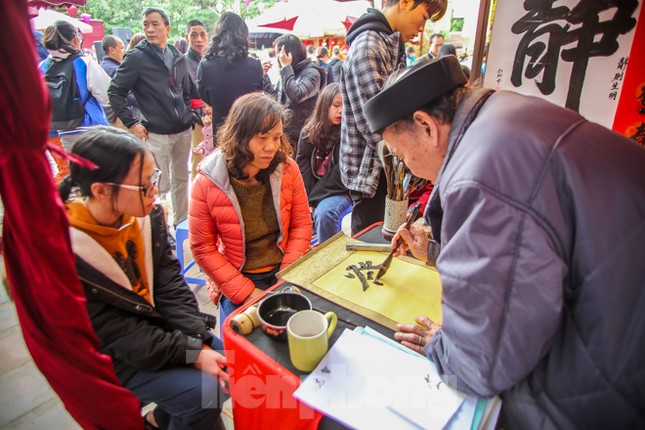 Mùng 3 Tết thầy, sĩ tử Hà thành chen chân xin chữ 'Đỗ Đạt' ảnh 14