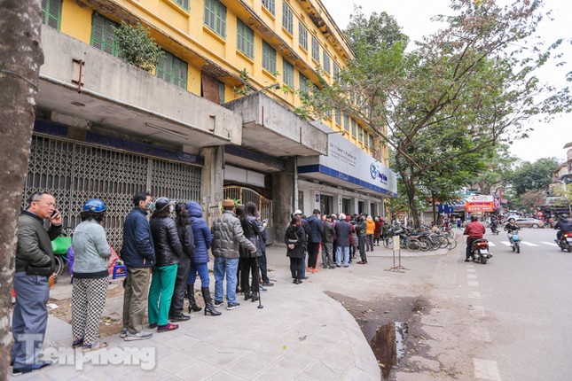 Khan hàng khẩu trang, dân Hà Nội lại xếp hàng dài mua như thời bao cấp ảnh 2