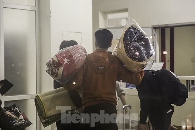 Lấy 3 tòa nhà làm khu cách ly, sinh viên ở Mỹ Đình di dời trong đêm ảnh 10