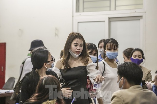 Lấy 3 tòa nhà làm khu cách ly, sinh viên ở Mỹ Đình di dời trong đêm ảnh 13