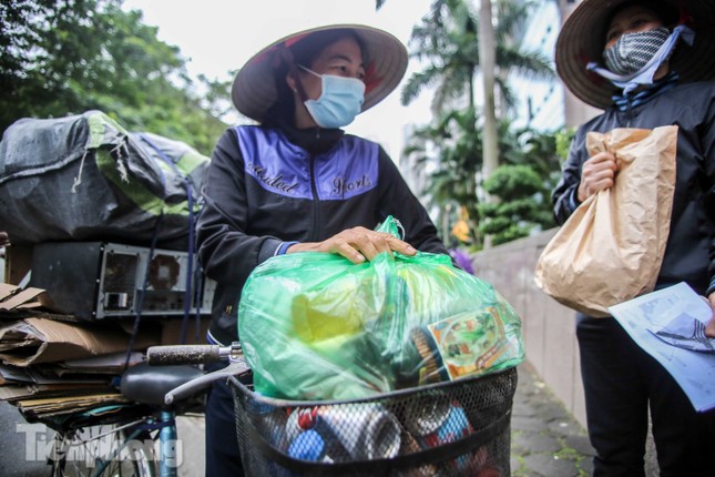 Sau 'ATM gạo', Hà Nội có thêm 'siêu thị 0 đồng' dành cho người nghèo chống COVID-19 ảnh 15