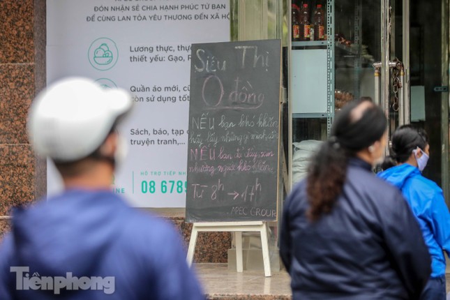Sau 'ATM gạo', Hà Nội có thêm 'siêu thị 0 đồng' dành cho người nghèo chống COVID-19 ảnh 2